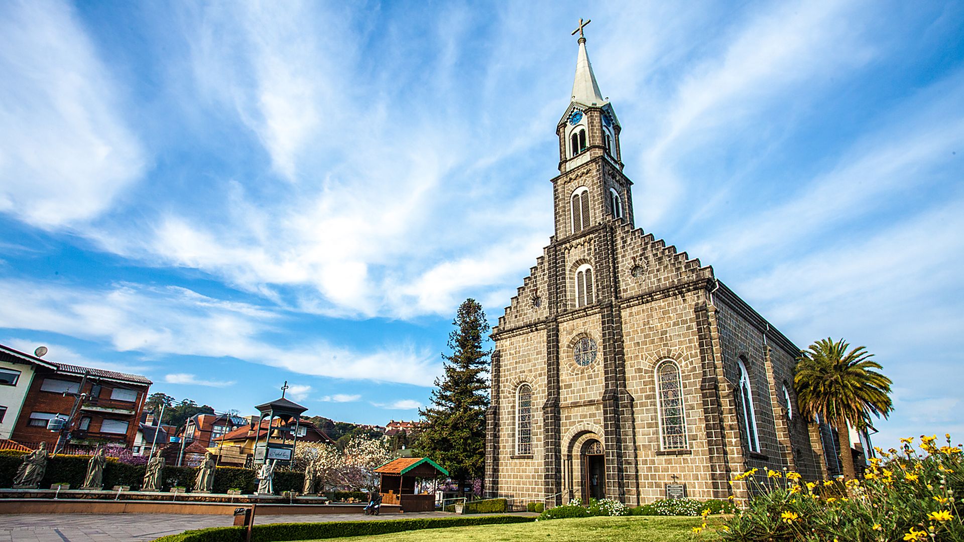 Igreja Matriz São Pedro, no centro de Gramado, em dia de céu azul